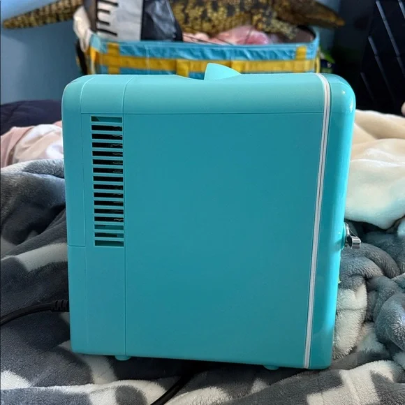 Frigidaire Mini Fridge in Aqua Blue - Picture 4 of 6